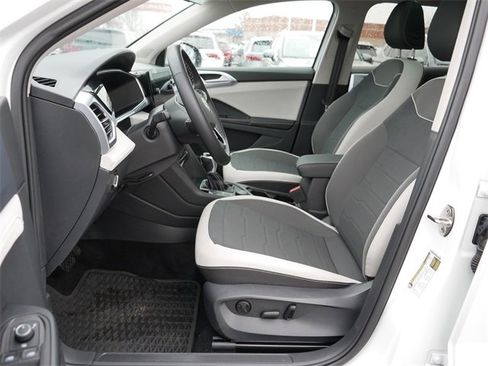 Certified 2025 Volkswagen Taos SE image 13