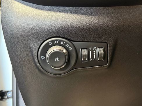 Used 2025 Jeep Compass Limited image 20