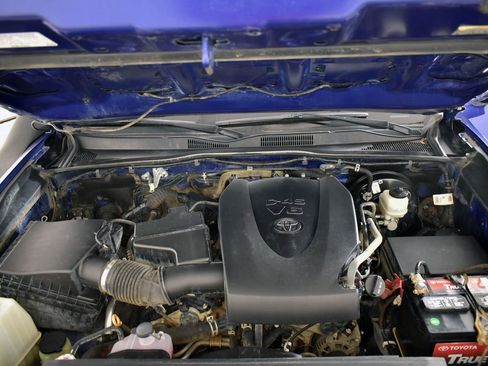 Used 2022 Toyota Tacoma SR5 w/ Technology Package image 39