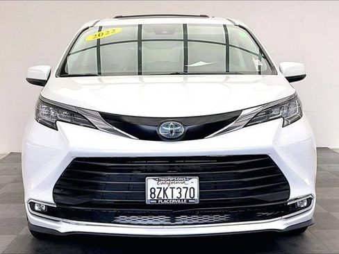 Used 2022 Toyota Sienna XLE w/ XLE Plus Package FWD image 2