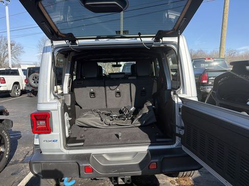 Used 2023 Jeep Wrangler Sahara w/ Cold Weather Group image 10