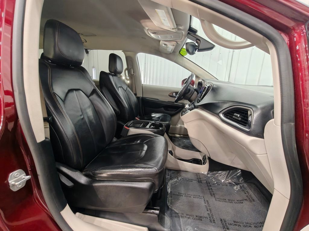 Used 2017 Chrysler Pacifica Touring-L FWD image 24