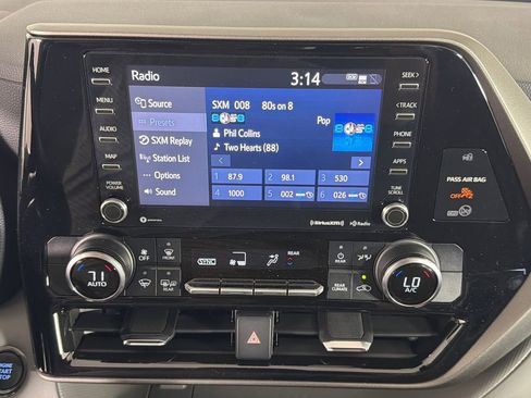 Used 2022 Toyota Highlander LE FWD image 29