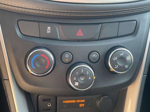 Used 2020 Chevrolet Trax LT w/ LT Convenience Package FWD image 18