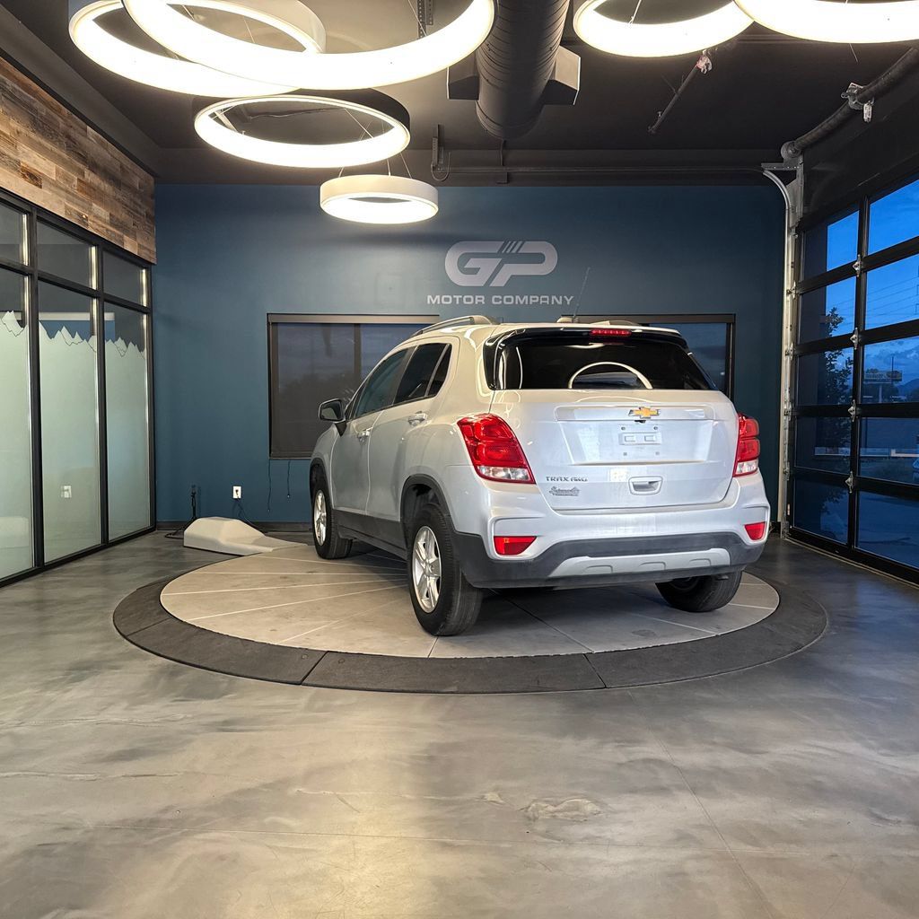 Used 2022 Chevrolet Trax LT w/ LT Convenience Package AWD/4WD image 5