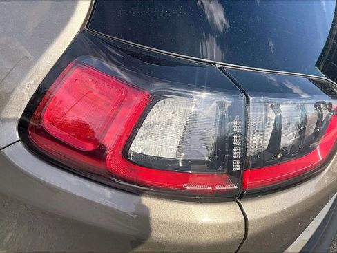 Used 2019 Jeep Cherokee Limited image 31