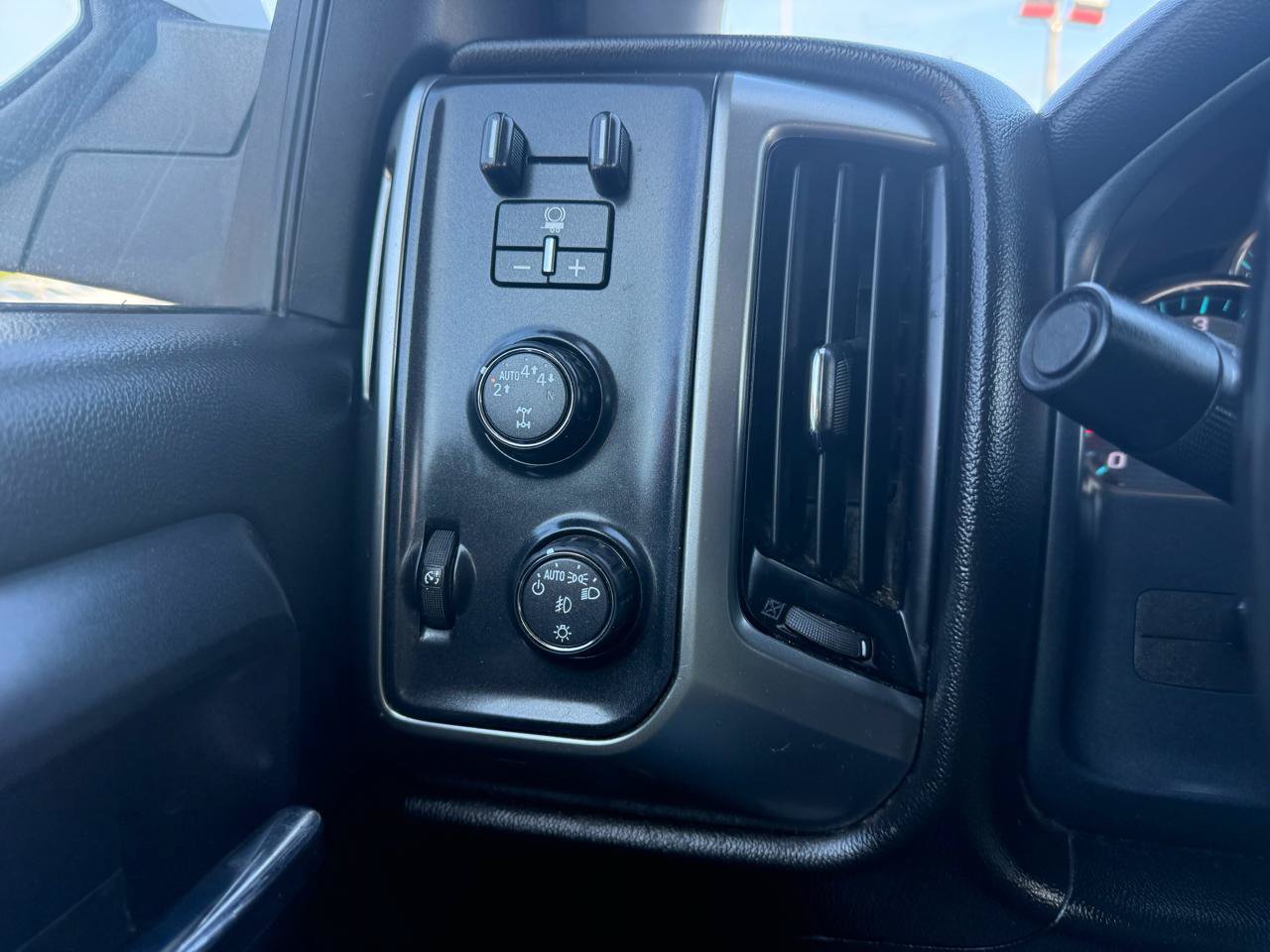 Used 2018 Chevrolet Silverado 1500 LT w/ All Star Edition AWD/4WD image 16