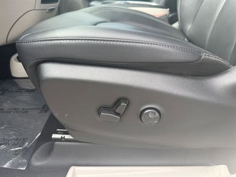 Used 2024 Chrysler Pacifica Touring-L image 25