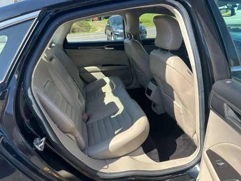 Used 2017 Ford Fusion SE w/ Fusion SE Technology Package image 24