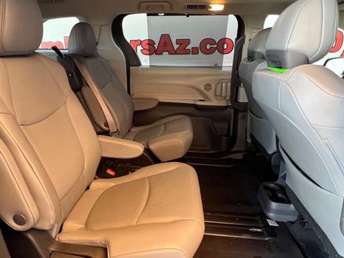 Used 2023 Toyota Sienna XLE image 7