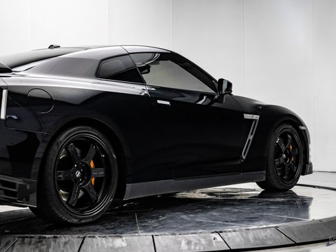 Used 2013 Nissan GT-R Premium image 17