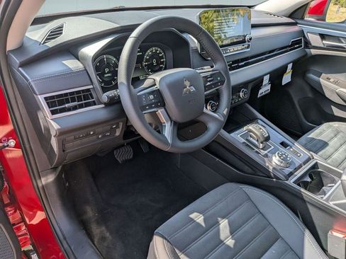 New 2025 Mitsubishi Outlander SE image 12