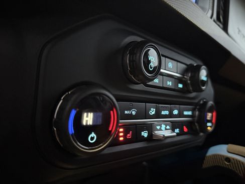 Used 2023 Ford Bronco Outer Banks image 3