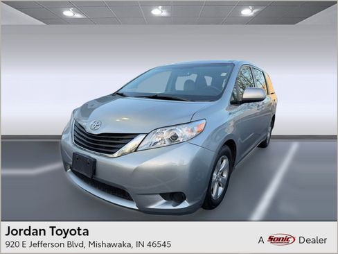 Used 2015 Toyota Sienna LE FWD image 1