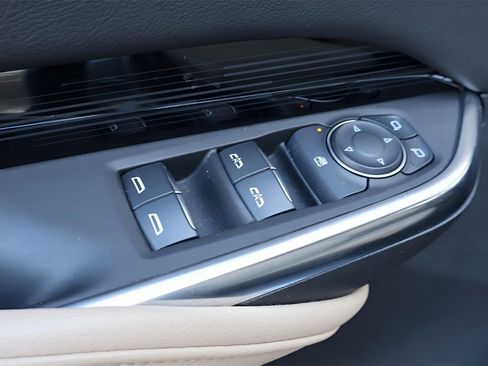 Used 2024 Cadillac XT4 Luxury w/ Cold Weather Package image 11