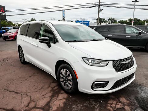Used 2024 Chrysler Pacifica Limited FWD image 3