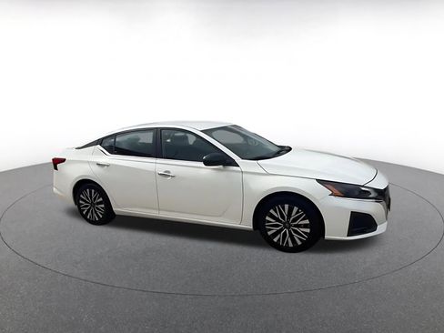 Used 2025 Nissan Altima 2.5 SV image 2