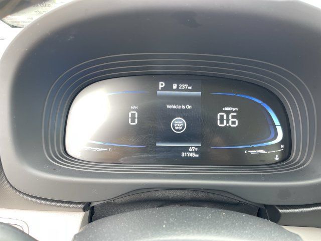Used 2025 Hyundai Venue SEL FWD image 2