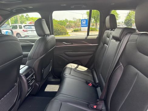 Used 2025 Jeep Grand Cherokee Limited AWD/4WD image 21