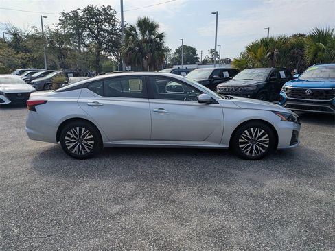 Used 2023 Nissan Altima 2.5 SV image 2