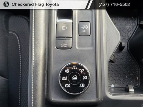 Used 2024 Nissan Pathfinder S image 19