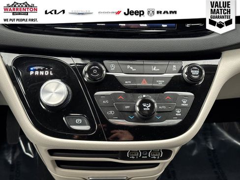 Used 2024 Chrysler Pacifica Touring-L image 27