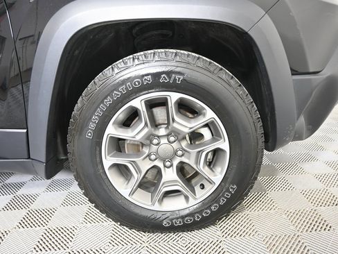 Used 2022 Jeep Cherokee Trailhawk image 11