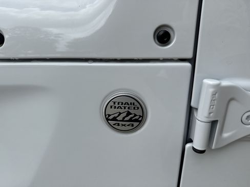 Used 2024 Jeep Wrangler Unlimited Sahara AWD/4WD image 12