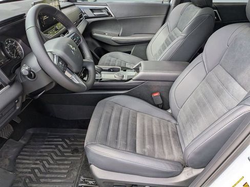 Used 2025 Mitsubishi Outlander SE image 12