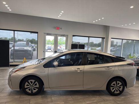 Used 2016 Toyota Prius Four w/ Advanced Technology Package FWD image 8