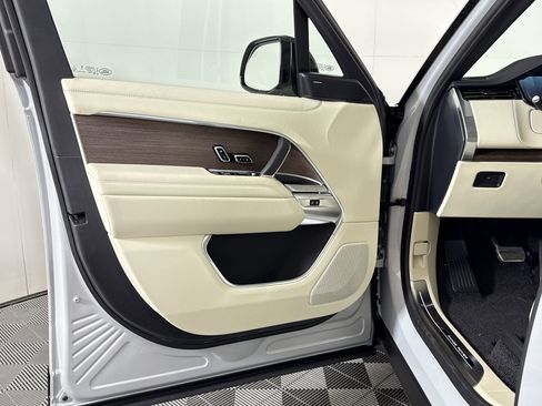 New 2026 Land Rover Range Rover SE image 17