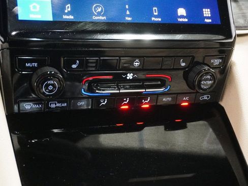 Used 2023 Jeep Grand Cherokee Limited w/ Black Appearance Package image 29