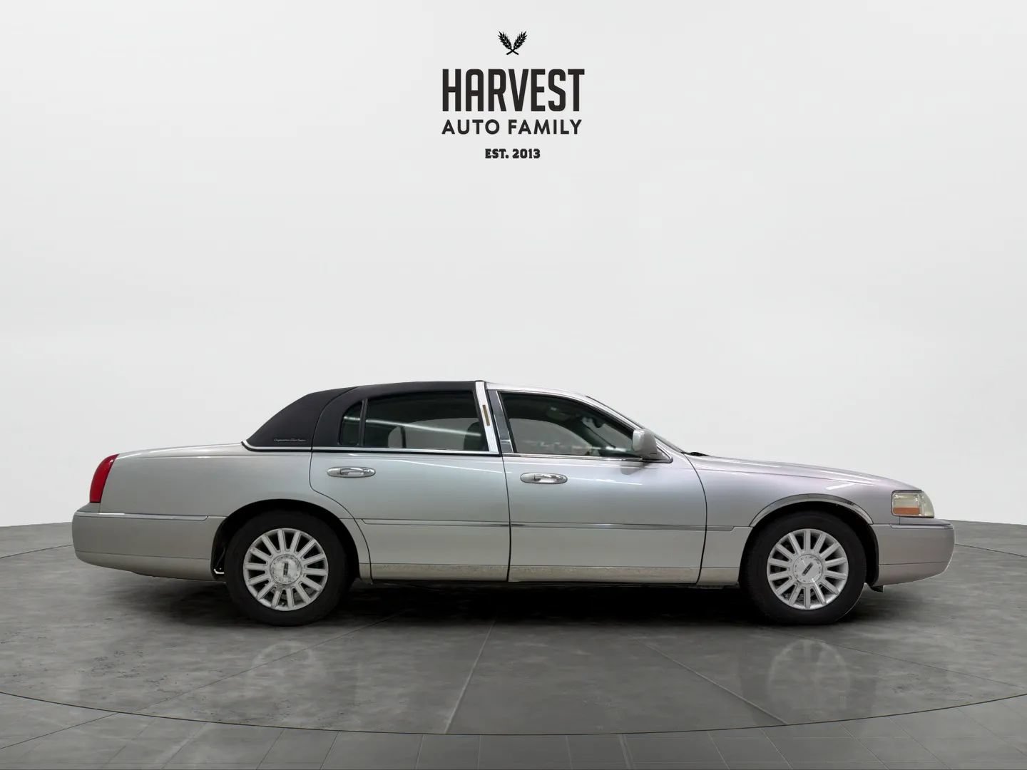 Used 2004 Lincoln Town Car Ultimate RWD image 8