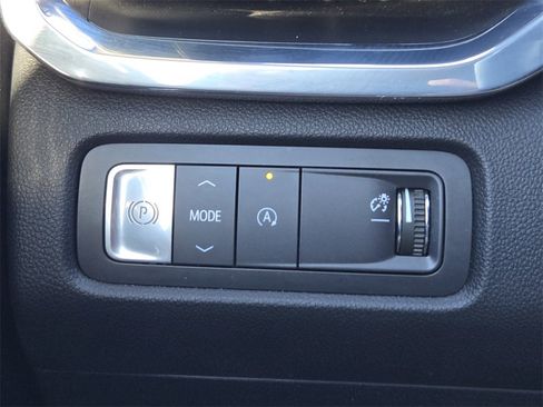 Used 2025 GMC Acadia Elevation image 17