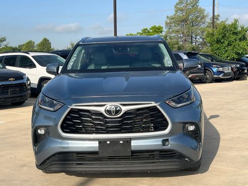 Used 2021 Toyota Highlander XLE image 2