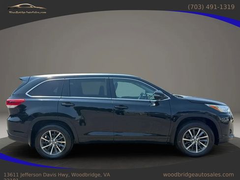 Used 2017 Toyota Highlander XLE AWD/4WD image 2
