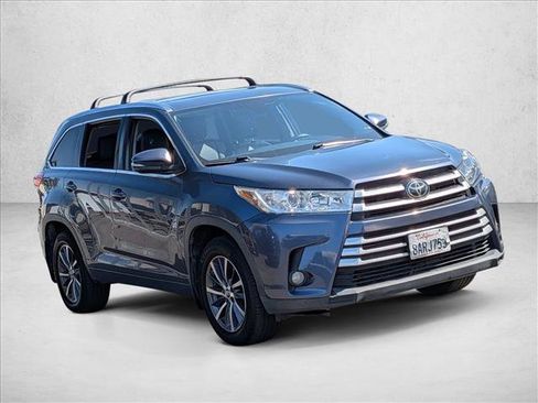 Used 2017 Toyota Highlander XLE w/ Carpet Mat Package AWD/4WD image 4