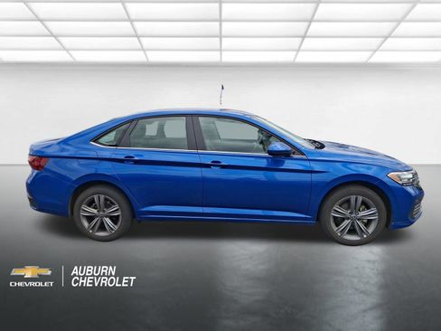Used 2024 Volkswagen Jetta SE FWD image 2