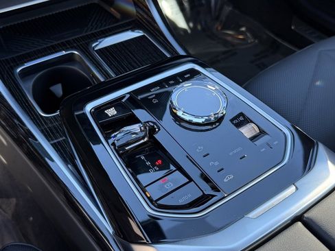 Used 2025 BMW 740i w/ Premium Package image 27