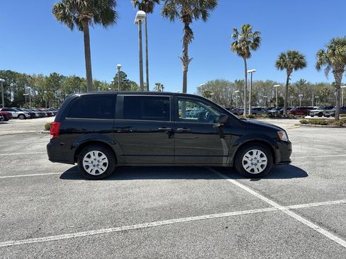 Used 2019 Dodge Grand Caravan SE w/ UConnect Hands-Free Group FWD image 2