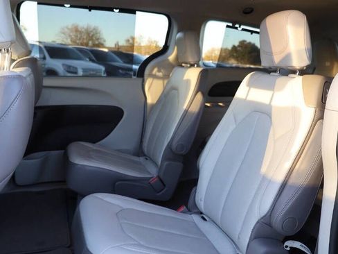 Used 2019 Chrysler Pacifica Touring-L image 17