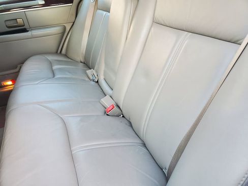 Used 2006 Lincoln Town Car Signature Limited image 23