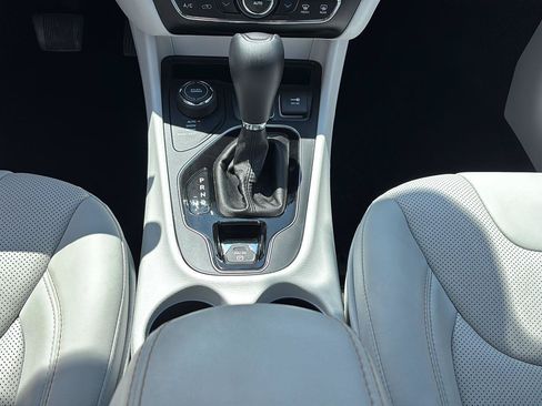 Used 2019 Jeep Cherokee Overland w/ Technology Group AWD/4WD image 29