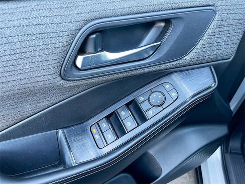 Used 2022 Nissan Rogue SV image 17