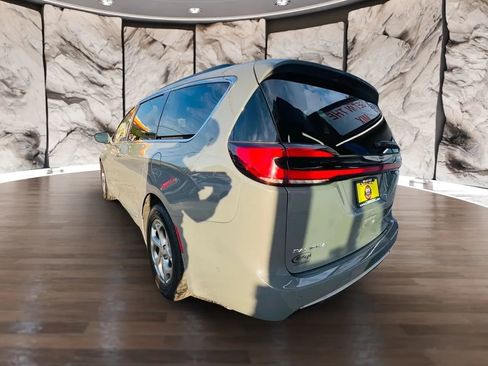 Used 2022 Chrysler Pacifica Limited image 9