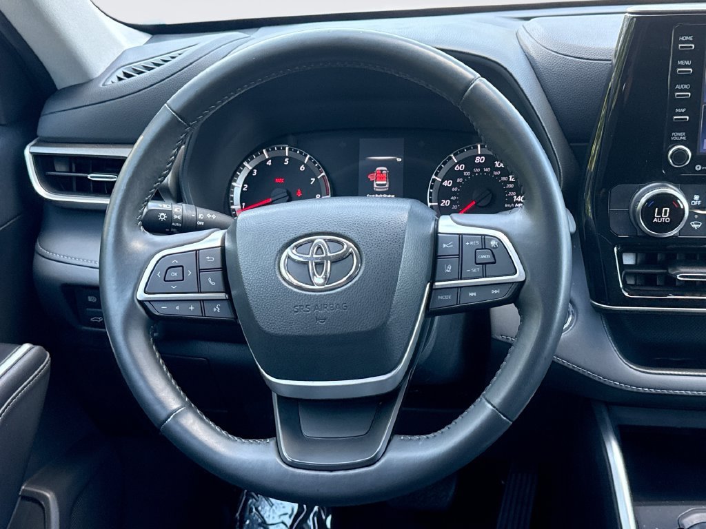 Used 2022 Toyota Highlander LE FWD image 11