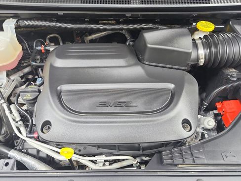 Used 2023 Chrysler Pacifica Limited FWD image 17