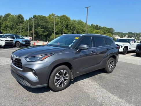 Used 2022 Toyota Highlander XLE AWD/4WD image 4