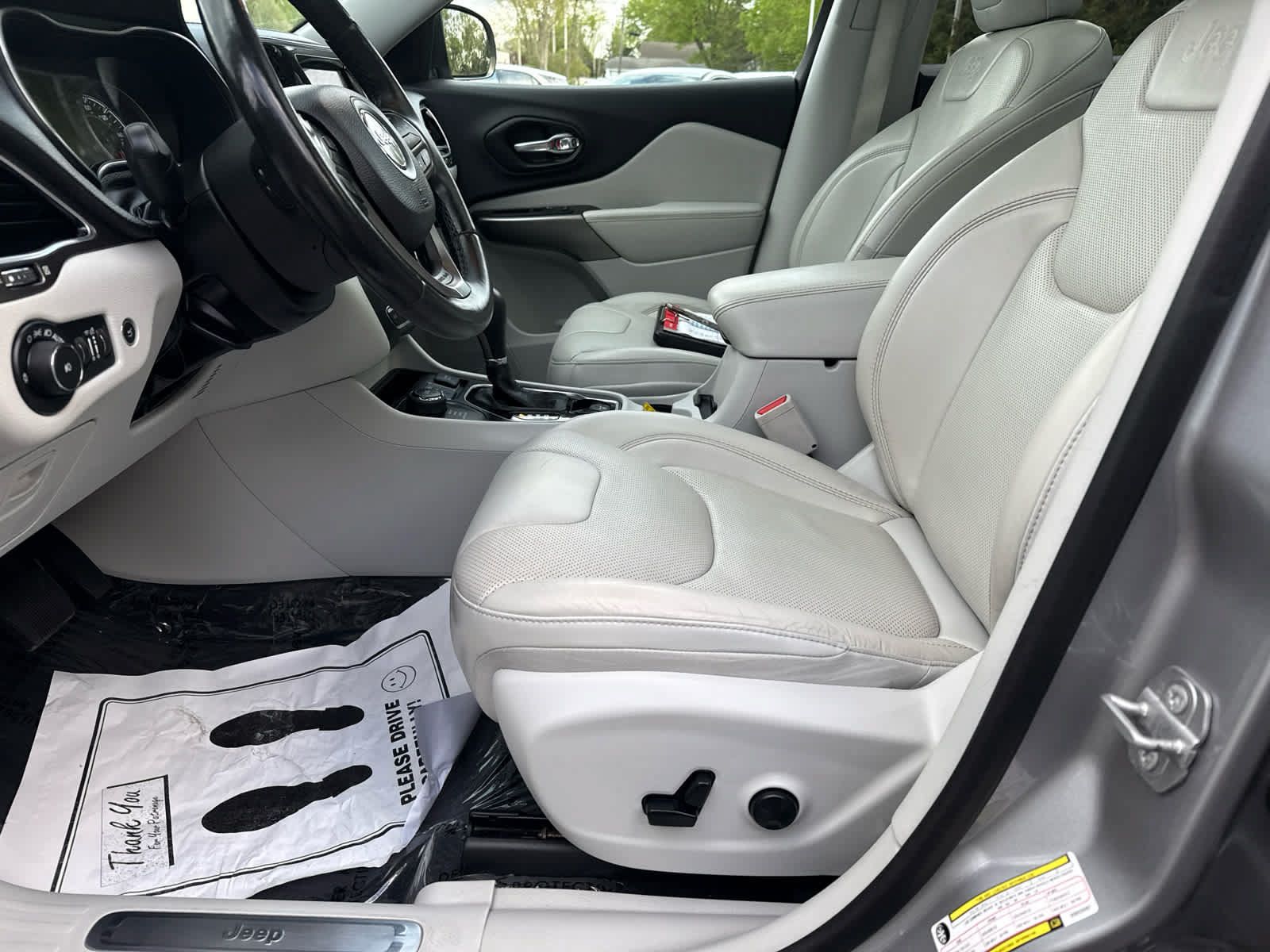 Used 2019 Jeep Cherokee Limited w/ Luxury Group AWD/4WD image 11