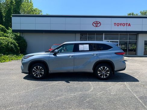 Used 2020 Toyota Highlander XLE AWD/4WD image 2